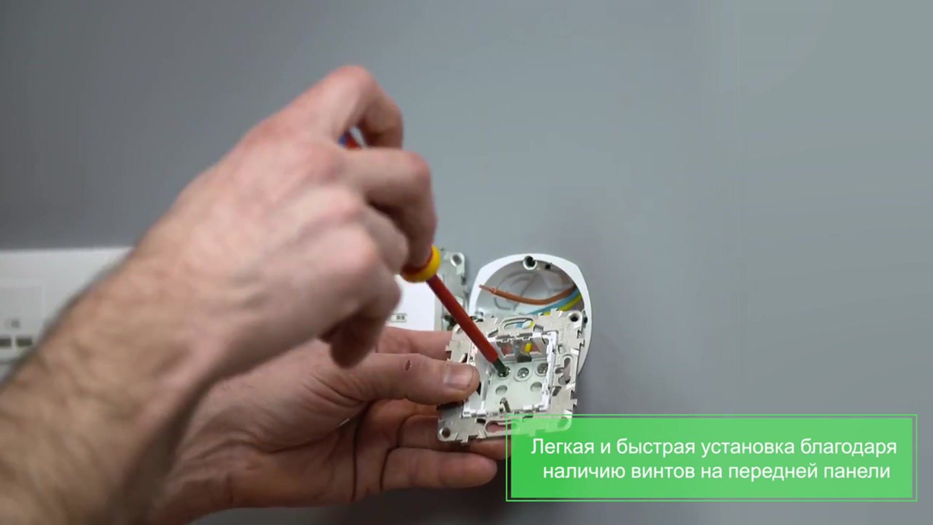 Розетка schneider electric unica new nu505718 скрытая установка белая с заземлением со шторками